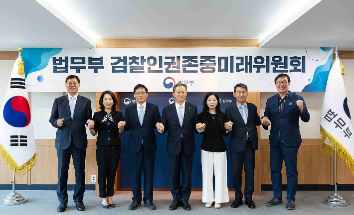 정성호 법무부 장관(가운데)이 10일 정부과천청사 법무부에서 열린 검찰인권존중미래위원회 발족식에 참석해 위촉된 위원들과 기념촬영을 하고 있다. 연합뉴스