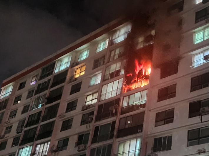 16일 부산 수영구 아파트 화재 현장. 부산소방재난본부 제공