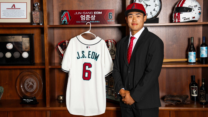 MLB 애리조나와 150만달러에 계약한 투타 겸업 엄준상. MLB닷컴 캡처