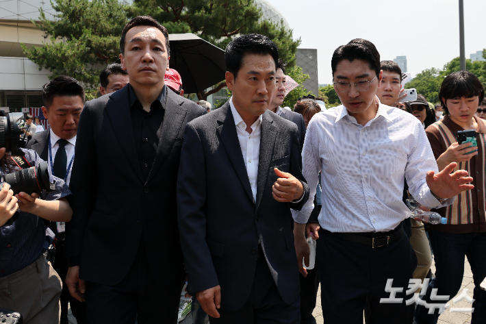 6·3 지방선거 '투표용지 부족 사태'로 12일째 잠실 개표소 봉쇄 시위가 이어지고 있는 16일 경찰과 대한체육회 등 관계자들이 집입을 시도했던 서울 송파구 올림픽공원 핸드볼경기장을 찾은 장동혁 국민의힘 대표가 김민수(왼쪽) 최고위원, 박준태(오른쪽) 비서실장과 대화하며 이동하고 있다. 박종민 기자