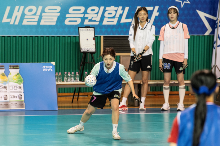 축구공 대신 핸드볼 잡은 골때녀. 대한핸드별협회 제공