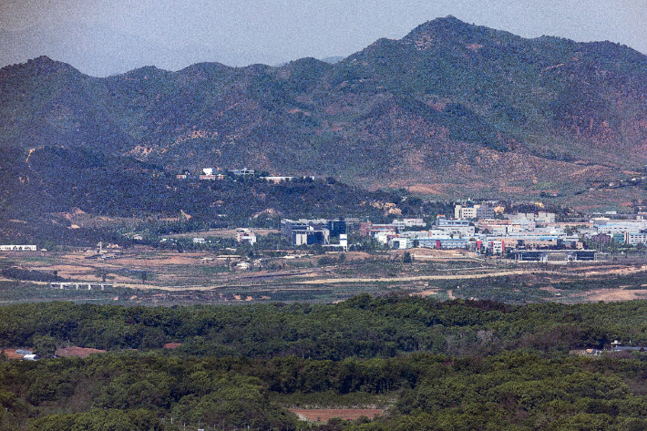 경기도 파주시 접경지역에서 바라본 서부전선 비무장지대(DMZ)와 개성공단 일대. 연합뉴스