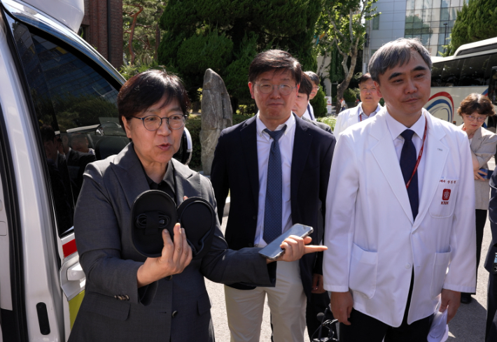 (좌측부터) 보건복지부 정은경 장관, MAISTER 프로젝트를 기획한 K-헬스미래추진단 이창현 PM, 경북대병원 양동헌 병원장. 한국보건산업진흥원 제공