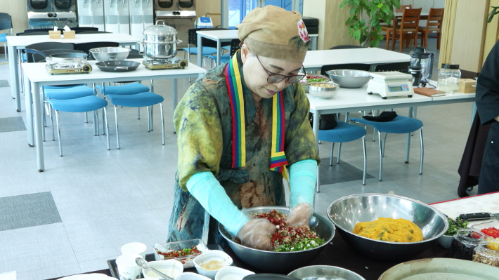 정영숙 명인이 양파를 활용해 개발한 약선 양파요리를 만드는 모습. 한국농업기술진흥원 제공