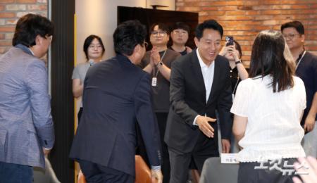 참석자들과 인사하는 오세훈 서울시장