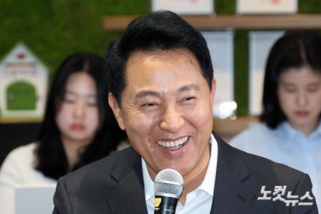 미소짓는 오세훈 서울시장