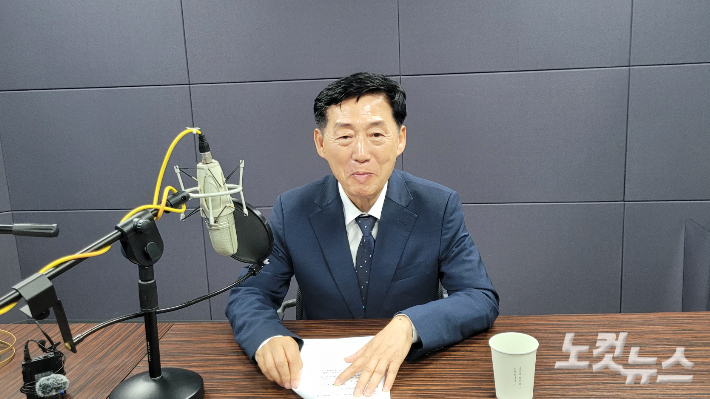 강원영동CBS 스튜디오에서 인터뷰를 하고 있는 이정학 동해시장 당선인. 전영래 기자