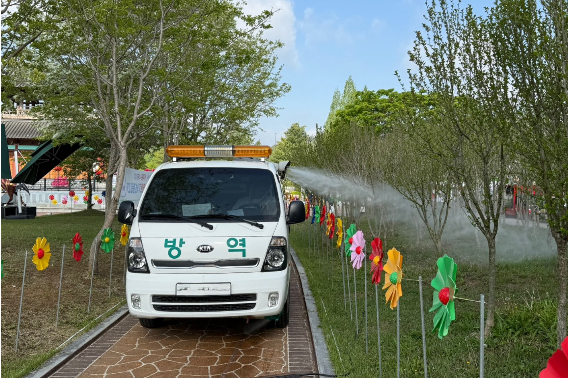익산시가 해충 방역활동을 벌이고 있다. 익산시 제공