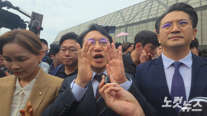 더불어민주당 (왼쪽부터) 임오경, 천준호, 전용기 의원이 17일 서울 올림픽공원 핸드볼경기장에 방문했다. 송선교 기자