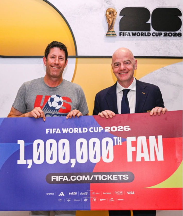 2026 북중미 월드컵에서 100만번째 입장 팬과 사진 찍은 인판티노 FIFA 회장. 인판티노 인스타그램 계정 캡처
