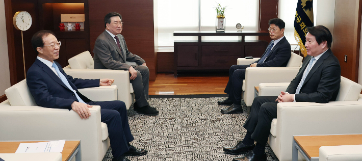 왼쪽부터 국민통합위원회 이석연 위원장과 전지명 부위원장, 이형희 서울상의 부회장과 최태원 대한상의 회장. 대한상의 제공