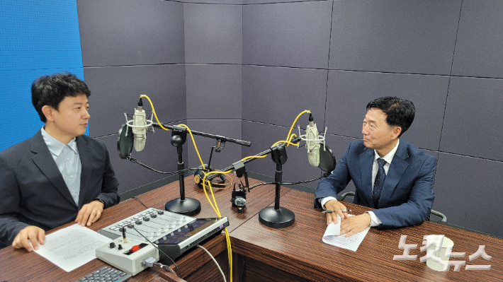 강원영동CBS 스튜디오에서 인터뷰를 하고 있는 이정학 동해시장 당선인. 전영래 기자