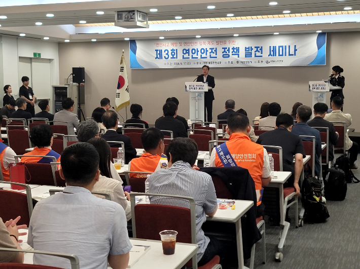 17일 인천 송도 컨벤시아에서 제3회 연안안전 정책 발전 세미나행사를 총괄한 해경청 유충근 구조안전국장 직무대행이 환영사를 하고 있다. 해경청 제공
