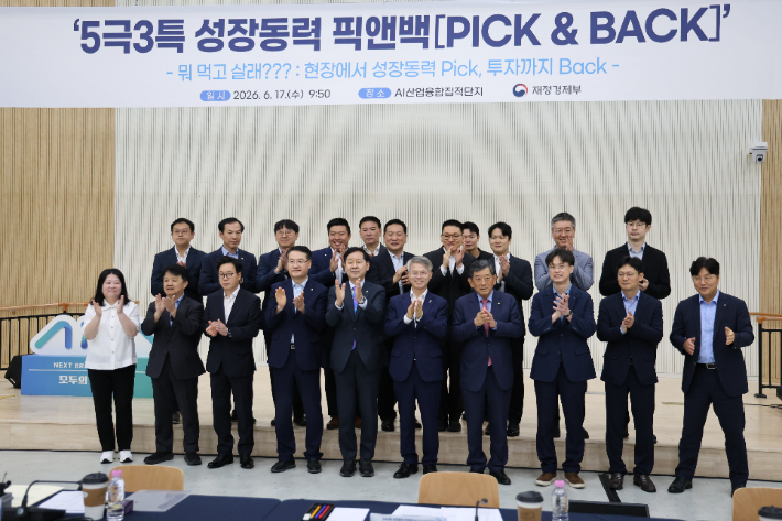 민형배 전남광주통합특별시장 당선인이 17일 광주 북구 오룡동 AI산업융합집적단지에서 열린 재정경제부 현장 방문 일정에 참석했다. 민형배 당선인 측 제공