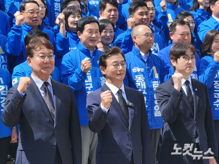 6.3 지방선거 당시 전재수 더불어민주당 부산시장 후보(중앙)와 하정우 전 청와대 수석(오른쪽)을 비롯한 민주당 부산 선거 출마자들과 변성완 부산시당 위원장(왼쪽). 정혜린 기자