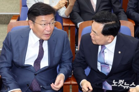 국민의힘 정점식 원내대표와 김승수 원내운영수석부대표가 17일 서울 여의도 국회에서 열린 당 의원총회에서 대화를 하고 있다.