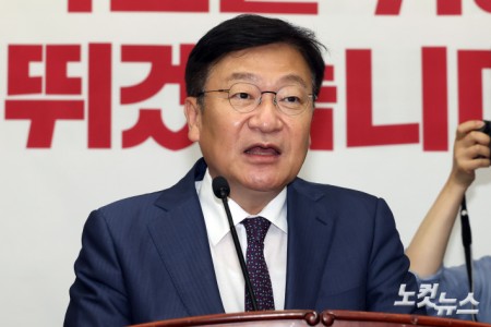 의원총회 발언하는 정점식 원내대표