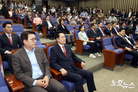 국민의힘 장동혁 대표가 17일 서울 여의도 국회에서 열린 당 의원총회에 참석하고 있다.
