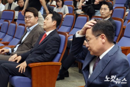 17일 서울 여의도 국회에서 열린 국민의힘 의원총회에서 머리를 만지는 정점식 원내대표 옆옆으로 장동혁 대표가 회의에 참석해 앉아있다.