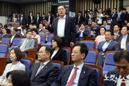 의총 공개발언 요구하는 송석준 의원