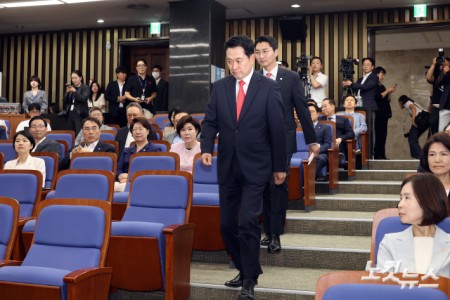 국민의힘 장동혁 대표가 17일 서울 여의도 국회에서 열린 당 의원총회에 참석하고 있다.