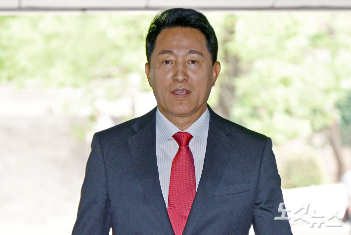 여론조사비 대납 의혹으로 기소된 오세훈 서울시장이 17일 서울 서초구 서울중앙지방법원에서 열린 결심공판에 출석하고 있다. 박종민 기자