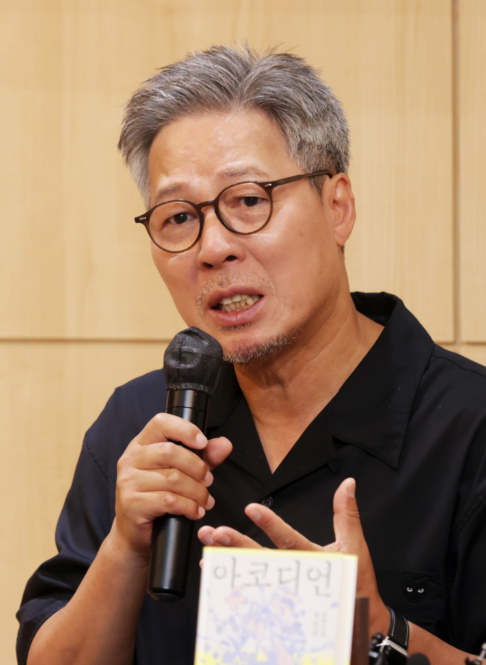 천명관 작가가 17일 서울 마포구 서교동 창비에서 열린 장편소설 '아코디언' 출간 기념 기자간담회에서 질문에 답하고 있다. 창비 제공