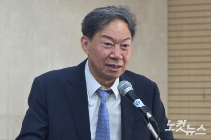 김욱 유지이사회장이 인사말을 전하고 있다. 