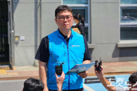 신경호 강원특별자치도교육감에 대한 불법 선거 혐의 사건 선고공판 직후 발언하는 전교조 강원지부 관계자. 구본호 기자