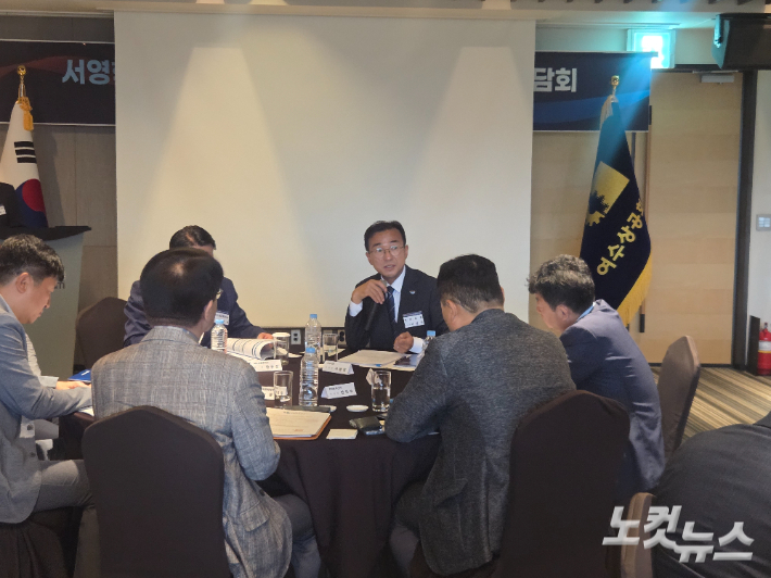 서영학 전남 여수시장 당선인이 지역 경제인과의 간담회에서 발언하고 있다. 유대용 기자