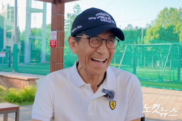 인터뷰 중인 70대 세계 1위 마라토너, 신행철 고수. 이우섭 기자