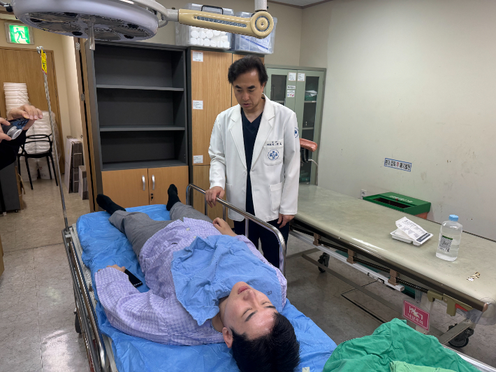 지난 4월 '정이한 음료 테러 사건' 당시 병원으로 이송된 정 후보. 정 후보 측 제공