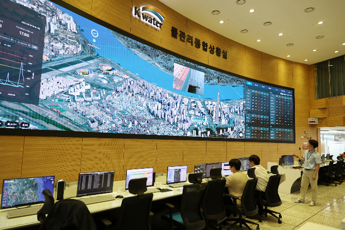 한국수자원공사 대전 본사 물관리종합상황실에서 가동 중인 디지털트윈 물관리 플랫폼. 수자원공사 제공