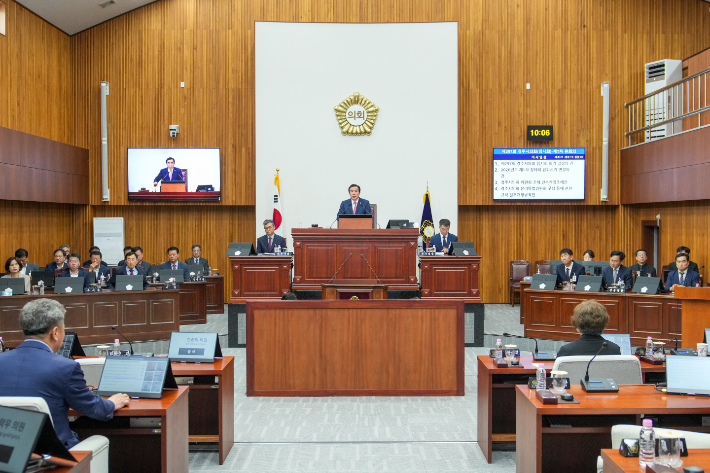 임활 경주시의회 부의장이 제297회 경주시의회 임시회 제1차 본회의를 주재하고 있다. 경주시의회 제공