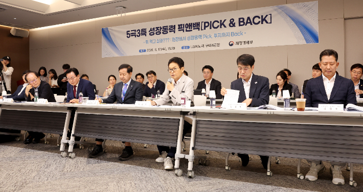 17일 구미 LG이노텍에서 구윤철 경제부총리 주재로 대구·경북권 기업간담회가 열렸다. 경북도 제공