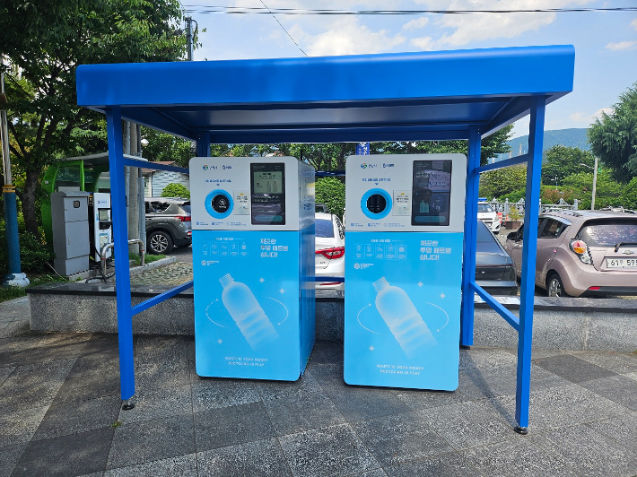 성주동행정복지센터 설치된 인공지능 투명 페트병 자동수거기. 창원시 제공 