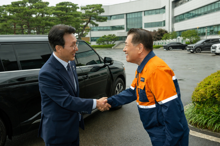 김민석 국무총리가 17일 광양제철소 전기로 준공식에 앞서 장인화 포스코그룹 회장과 인사를 나누고 있다. 포스코 제공 