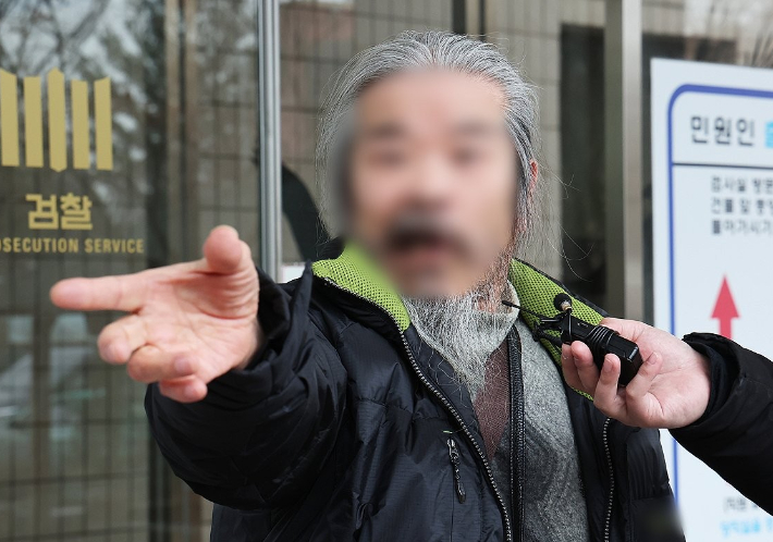 야간외출 제한 명령을 어기고 집을 나섰다 적발돼 전자장치 부착 등에 관한 법률 위반 혐의로 불구속 기소된 아동 성범죄자 조두순이 2024년 3월 11일 오전 경기도 안산시 수원지방법원 안산지원에서 열린 첫 공판을 마치고 나오며 취재진 질문에 답하고 있다. 연합뉴스