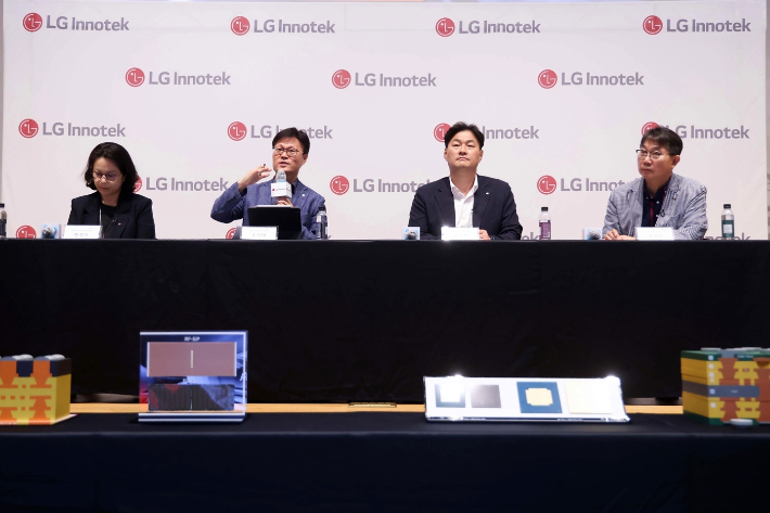 LG이노텍 패키지솔루션사업부 관계자들이 지난 16일 서울 강서구 마곡 LG이노텍 본사에서 열린 미디어 테크 데이에서 취재진의 질문에 답변하고 있다. 연합뉴스