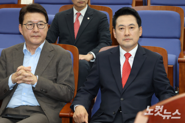 국민의힘 장동혁 대표가 17일 서울 여의도 국회에서 열린 당 의원총회에 참석하고 있다. 윤창원 기자
