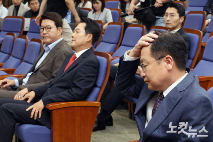 17일 서울 여의도 국회에서 열린 국민의힘 의원총회에서 머리를 만지는 정점식 원내대표 옆으로 장동혁 대표가 회의에 참석해 앉아있다. 윤창원 기자