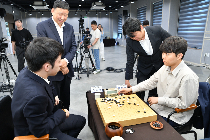 왕싱하오 9단 vs 신민준 9단(사진 오른쪽)의 결승 최종 대국 후 복기 장면. 한국기원 제공