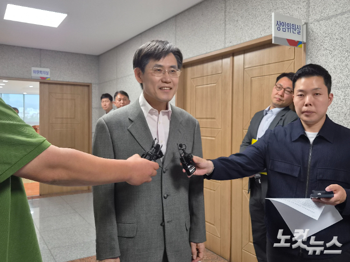 김상곤 전북선관위원장이 11일 개표 결과 정정 절차를 위한 회의를 마치고 나와 취재진의 질문에 답변하고 있다. 김대한 기자