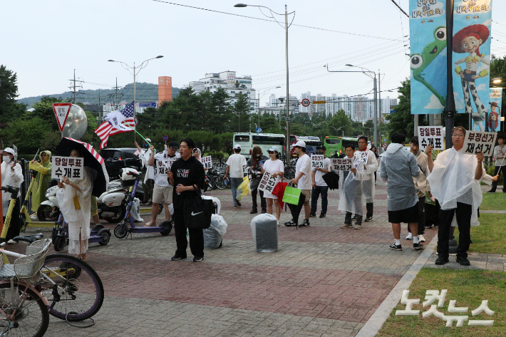 청주 시민들이 현대커넥트 앞에서 집회를 열고 재선거 구호를 외치고 있다. 임성민 기자