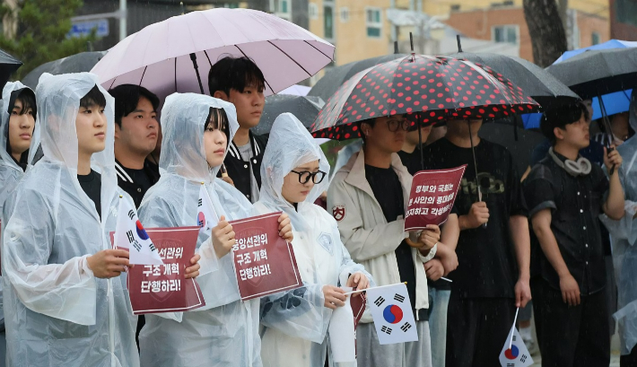 충북대학교 학생들이 시국선언 집회를 열고 선관위를 규탄하고 있다. 연합뉴스