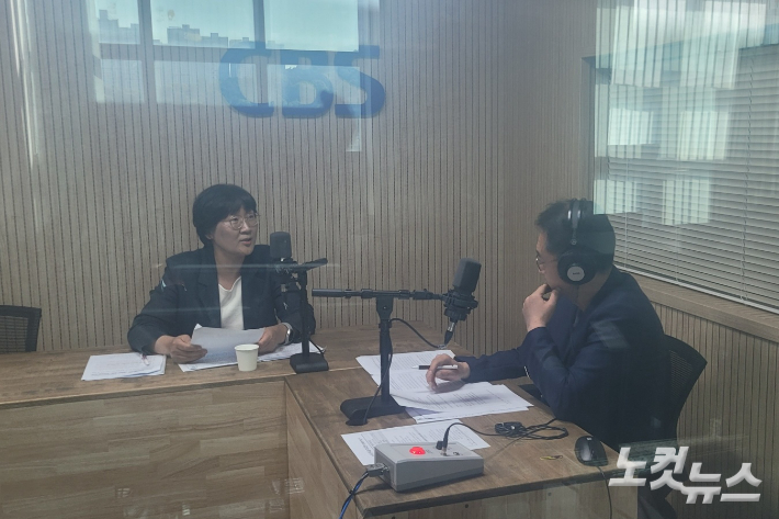 왼쪽부터 오경숙 충북도 양성평등가족정책관, 김종현 앵커. 이은영 PD