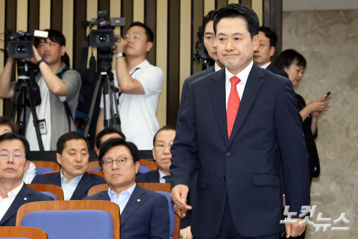 국민의힘 장동혁 대표가 17일 서울 여의도 국회에서 열린 당 의원총회에 참석하고 있다. 윤창원 기자