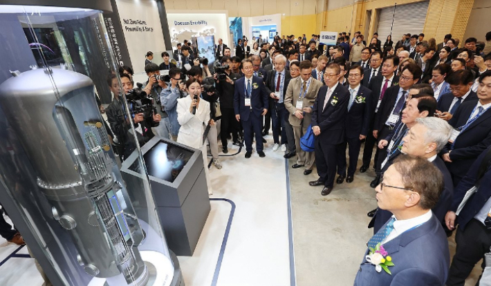 지난 4월 부산 해운대구 벡스코 제1전시장에서 개막한 '2026 부산국제원자력산업전'에서 관람객들이 혁신형 소형모듈원전(I-SMR) 모형을 살펴보고 있다. 연합뉴스