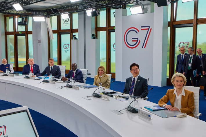 16일(현지시간) 프랑스 에비앙레뱅에서 열린 G7 정상회의 확대회담에 참석한 이재명 대통령. 연합뉴스