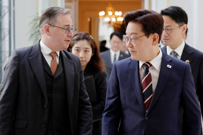 이재명 대통령과 바르트 더 베버르 벨기에 총리가 10일(현지시간) 브뤼셀 총리관저 내 정상회담장으로 이동하고 있다. 연합뉴스